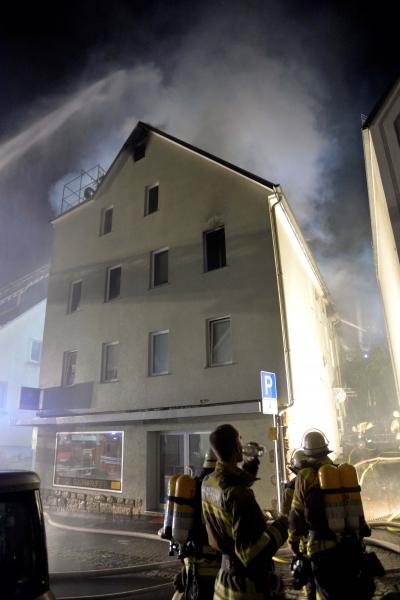 FLAMMENBILDER! Auf dem Herd vergessene Schweinebacke loest Gebaeudebrand mit einem Schwerverletzten in der Altstadt von Bietigheim aus 